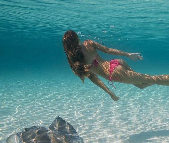 Подводная фотосессия багамской русалки