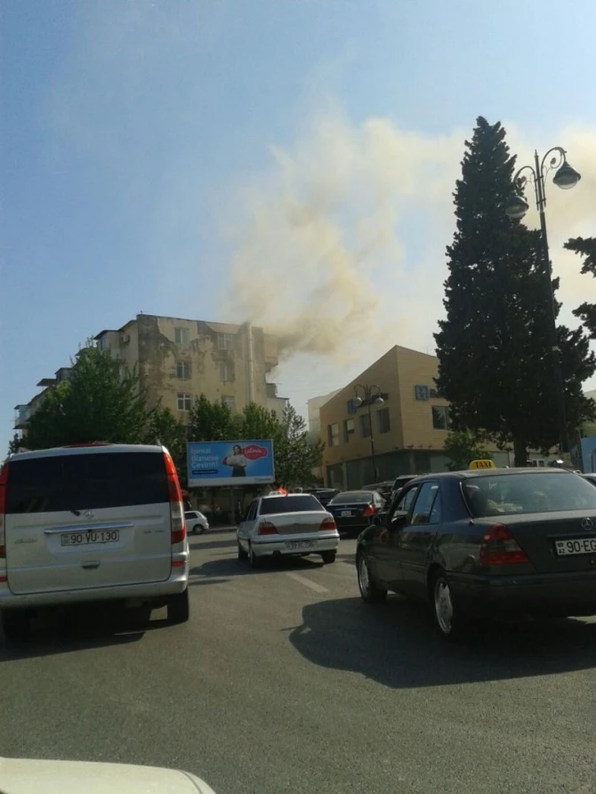 В Баку горит многоэтажное здание
