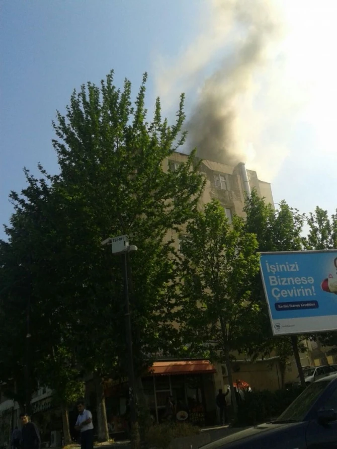 В Баку горит многоэтажное здание