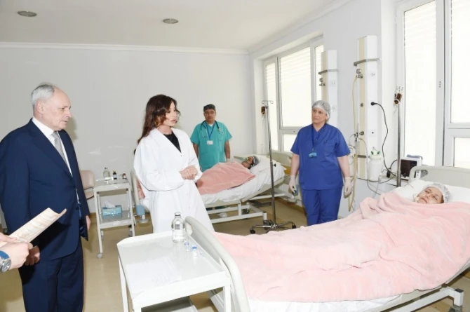 Первая леди Мехрибан Алиева посетила пострадавших при пожаре в Баку (обновлено)