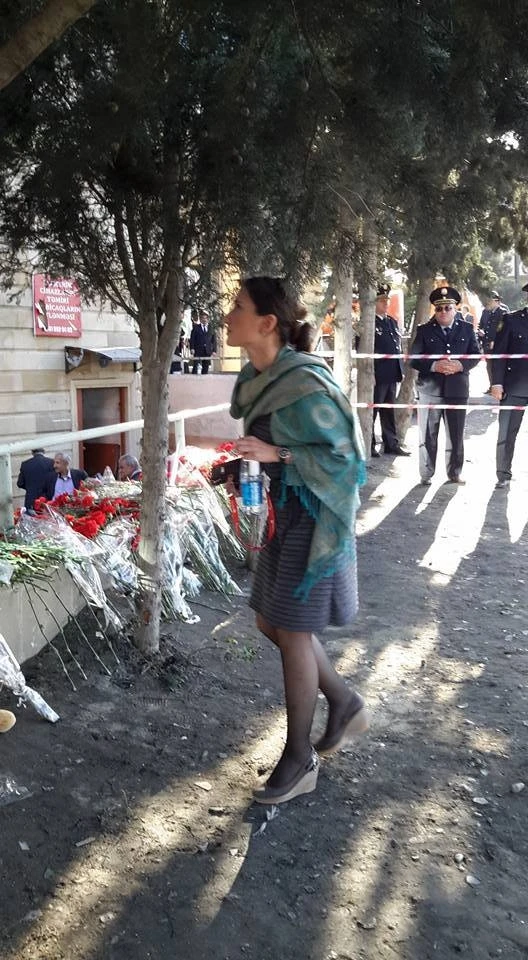 Жители Баку поминают погибших при пожаре (видео)
