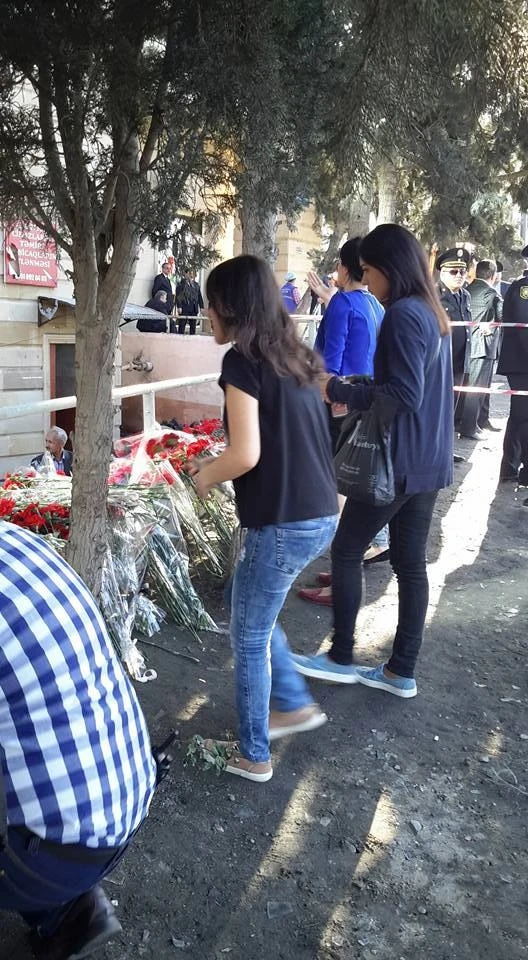 Жители Баку поминают погибших при пожаре (видео)