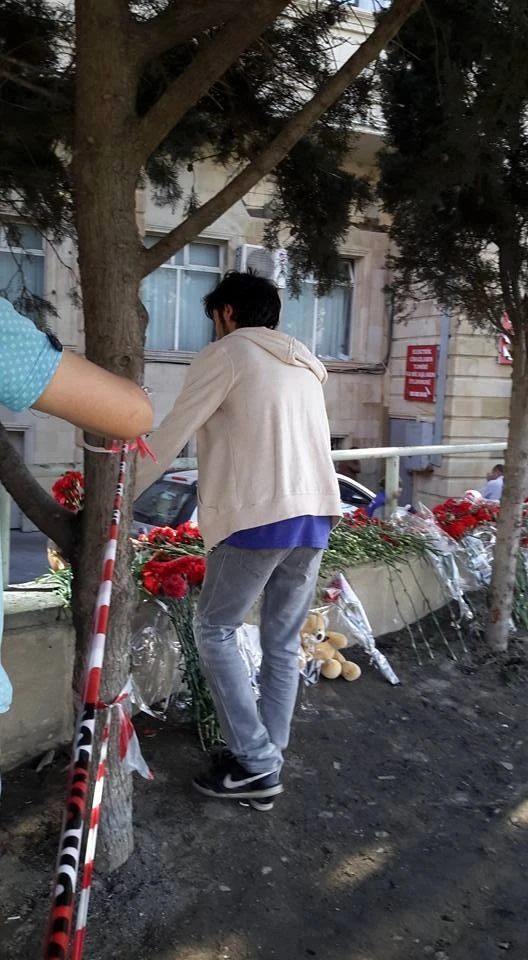 Жители Баку поминают погибших при пожаре (видео)