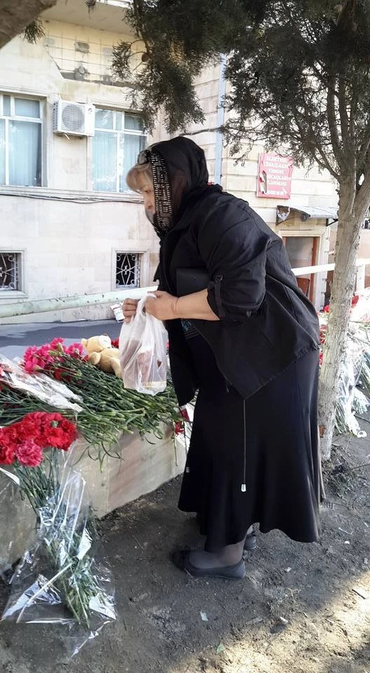 Жители Баку поминают погибших при пожаре (видео)
