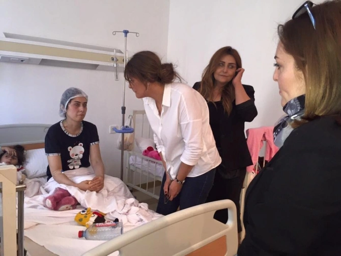 Азербайджанские звезды побывали на месте пожара в Баку и навестили пострадавших в больнице