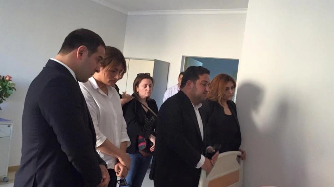 Азербайджанские звезды побывали на месте пожара в Баку и навестили пострадавших в больнице