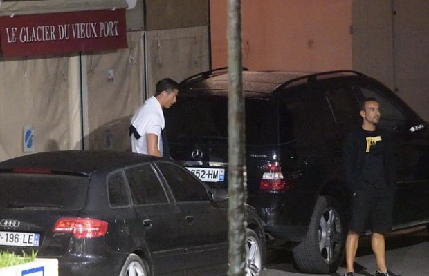 Криштиану Роналдо справил малую нужду в центре Сан-Тропе