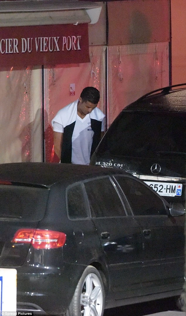 Криштиану Роналдо справил малую нужду в центре Сан-Тропе