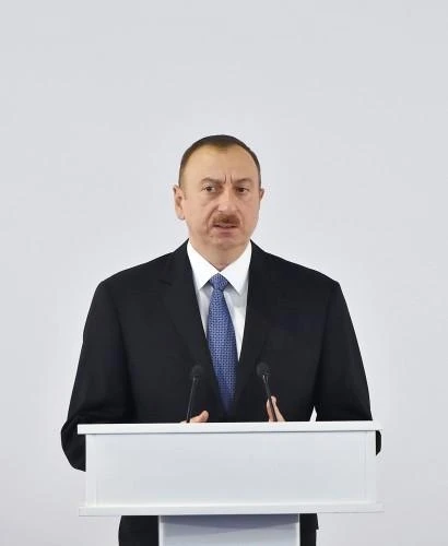 Президент Азербайджана и первая леди на выставке