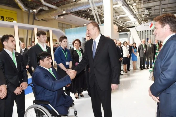 Президент Азербайджана и первая леди на выставке