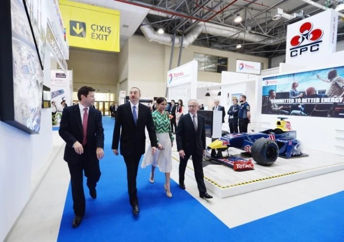 Президент Азербайджана и первая леди на выставке