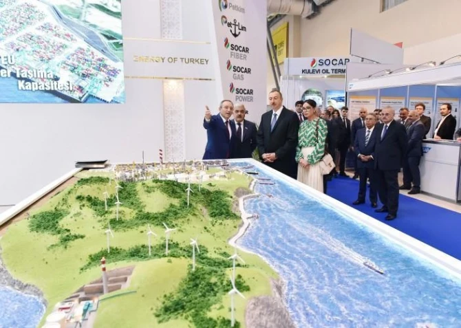 Президент Азербайджана и первая леди на выставке
