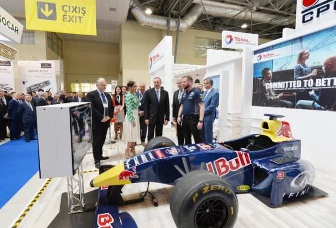 Президент Азербайджана и первая леди на выставке