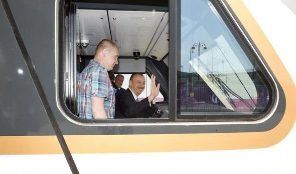 Ильхам Алиев ознакомился с доставленным в Баку новым электропоездом