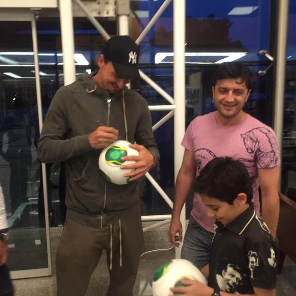 Златан Ибрагимович вслед за арабскими шейхами поохотился в Азербайджане (видео) Златан Ибрагимович вслед за арабскими шейхами поохотился в Азербайджане (видео)