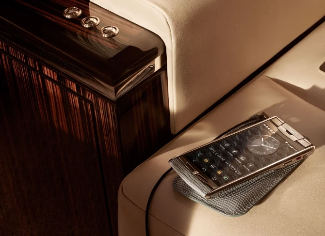 Новая линейка престижных смартфонов Vertu с кожей ящерицы