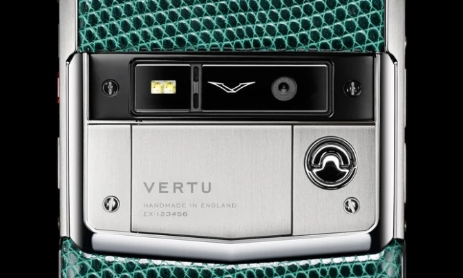 Новая линейка престижных смартфонов Vertu с кожей ящерицы
