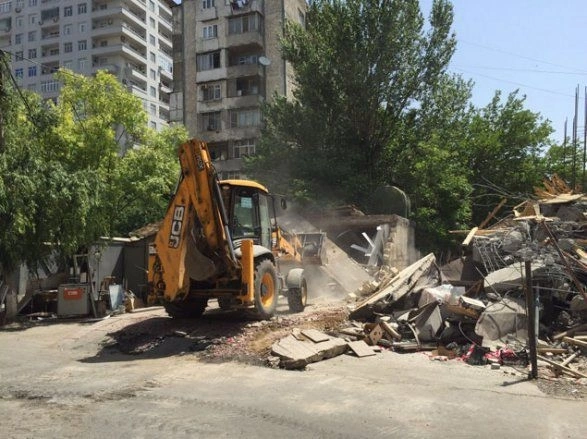 В Бинагадинском районе снесена незаконная постройка