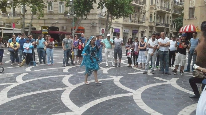 Танцевальное шоу в центре 