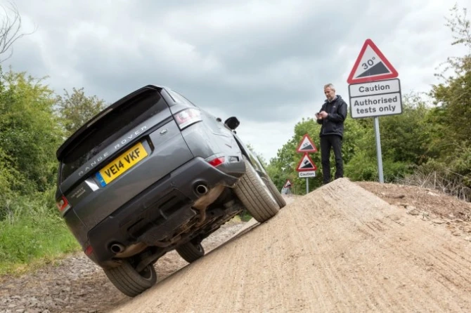 Land Rover пытается научить смартфоны управлять своими автомобилями (видео)