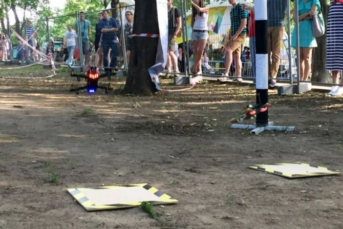 В Москве состоялись первые в истории гонки дронов FPV (видео) В Москве состоялись первые в истории гонки дронов FPV (видео)