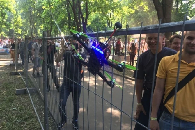 В Москве состоялись первые в истории гонки дронов FPV (видео) В Москве состоялись первые в истории гонки дронов FPV (видео)