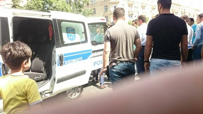 В Баку произошел конфликт между полицейскими и гражданами