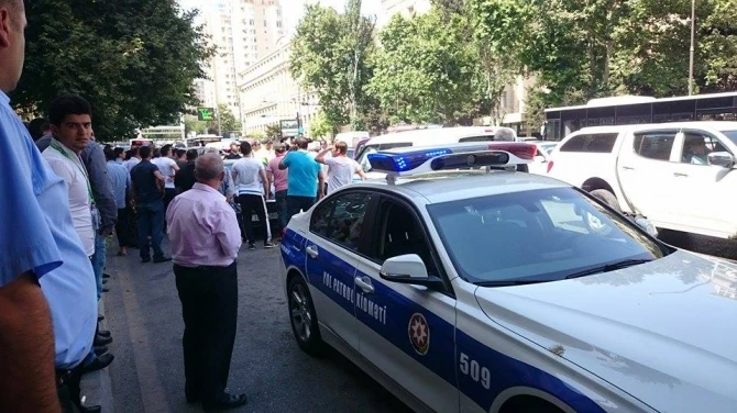 В Баку произошел конфликт между полицейскими и гражданами