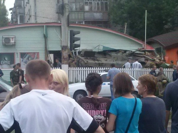 В Украине БМП протаранила и задавила посетителей местного кафе