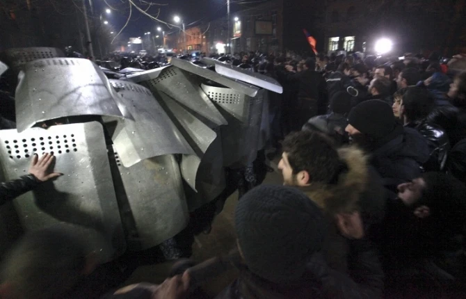 Жестокий разгон митинга в Ереване (видео)