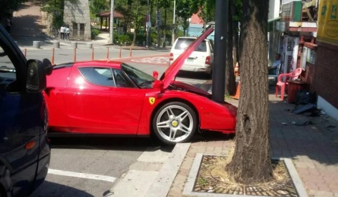 В Корее разбили Ferrari Enzo
