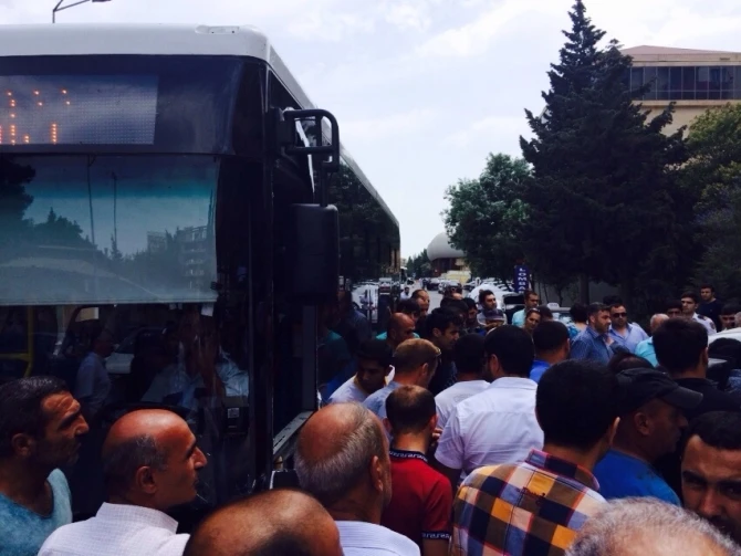 В Баку лоб в лоб столкнулись автобус №88 и Митсубиши Паджеро