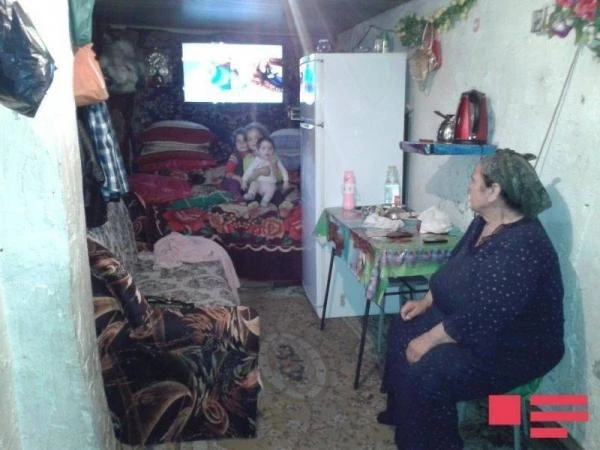 На бакинском кладбище живет семья с тремя детьми