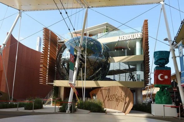 Президент Ильхам Алиев и его супруга в павильоне Азербайджана на Milan Expo 2015