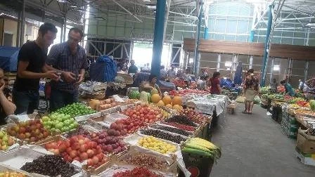 Кто повышает цены на бакинских базарах?