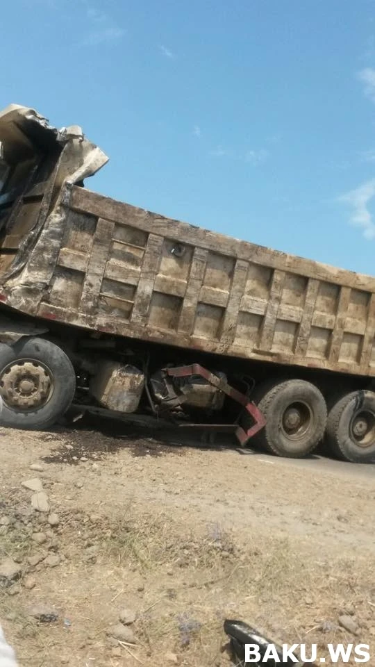 На трассе Баку-Астара лоб в лоб столкнулись два самосвала Shacman (видео) На трассе Баку-Астара лоб в лоб столкнулись два самосвала Shacman (видео)
