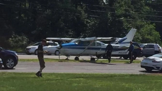 В США пилот самолета произвел аварийную посадку на автомобильное шоссе (видео)