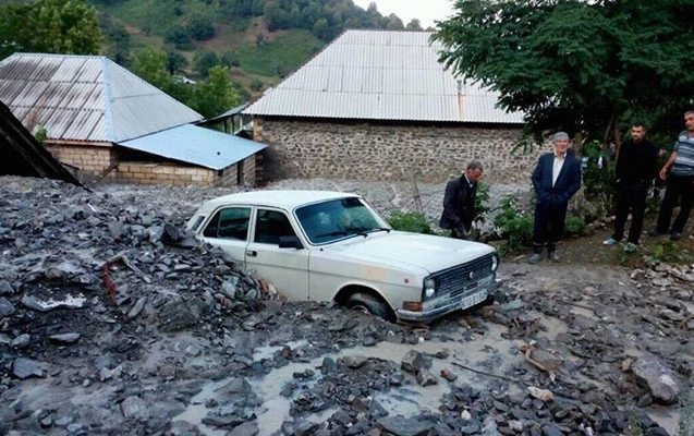 В Габале наводнение: пострадали дома и машины