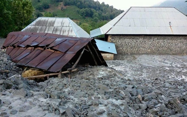 В Габале наводнение: пострадали дома и машины