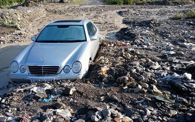 В Габале наводнение: пострадали дома и машины