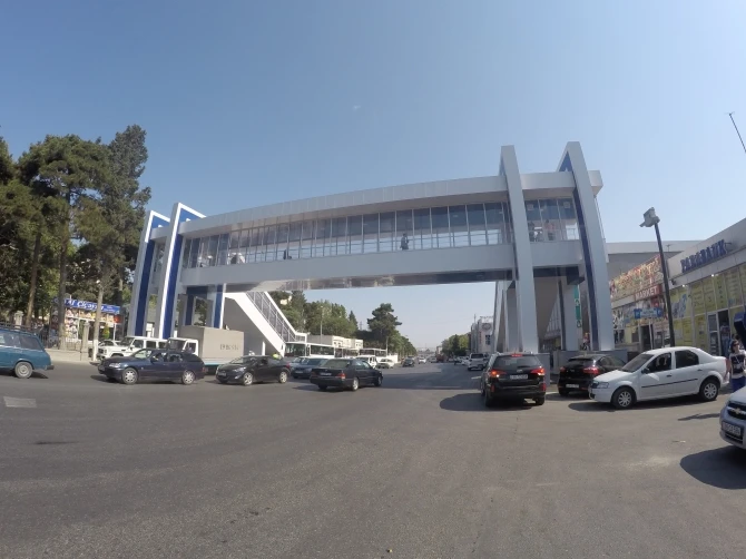 В Баку сдан в эксплуатацию пешеходный переход (видео)