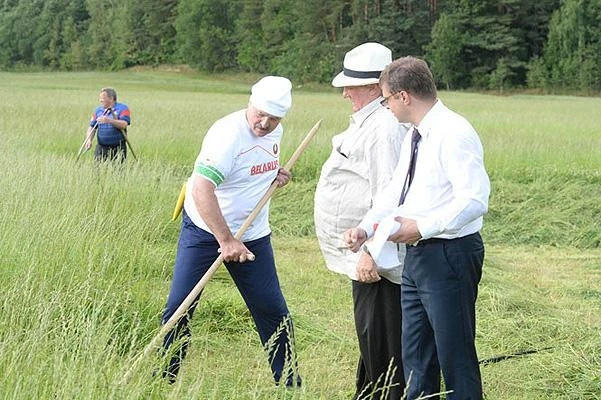 Президент научил актера косить траву (видео)