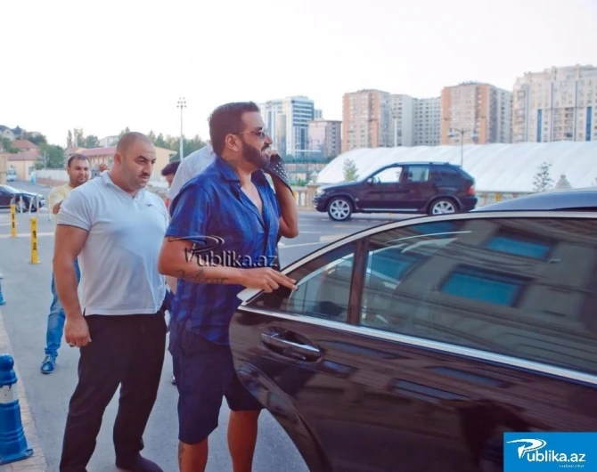Скандально известный болгарский певец Азис уже в Баку