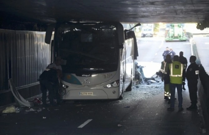 Во Франции в ДТП автобусу снесло крышу