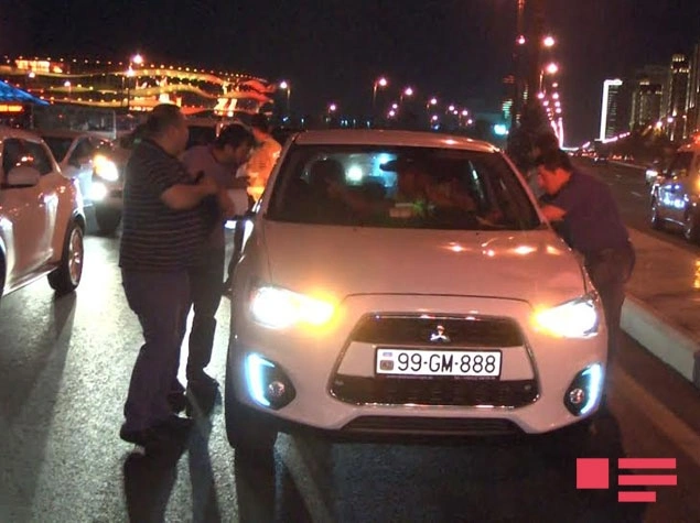 В Баку родственники сбитого пешехода ногами разбили автомобиль виновника