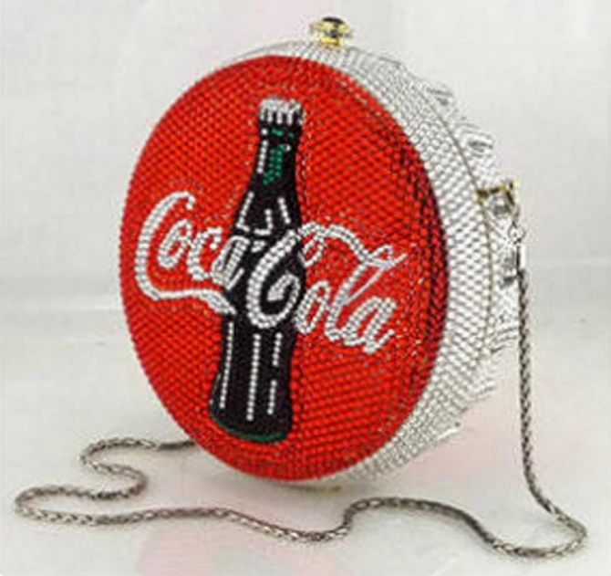 К юбилею Coca-Cola в продажу поступят дизайнерские сумочки с кристаллами Swarovski