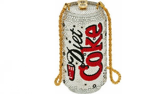 К юбилею Coca-Cola в продажу поступят дизайнерские сумочки с кристаллами Swarovski