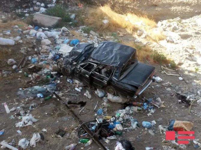В Азербайджане автомобиль с 11 пассажирами упал с моста