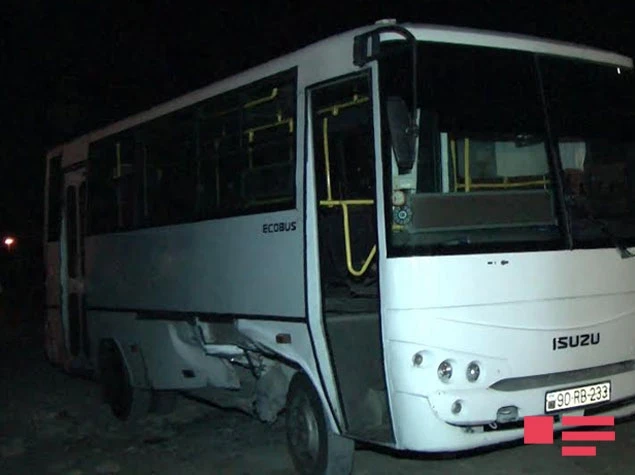 Трое пострадавших в результате аварии с участием автобуса на проспекте Нобеля в Баку (видео)