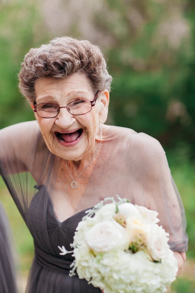 89-летняя бабушка стала подружкой невесты на свадьбе внучки